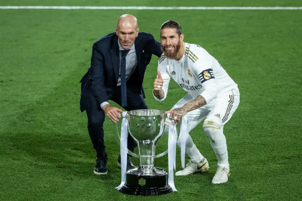 EFE 'Zizou' y Sergio Ramos con el trofeo de LaLiga