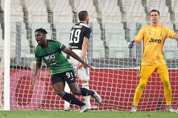 EFE El delantero colombiano celebra tras anotarle a la Vecchia Signora
