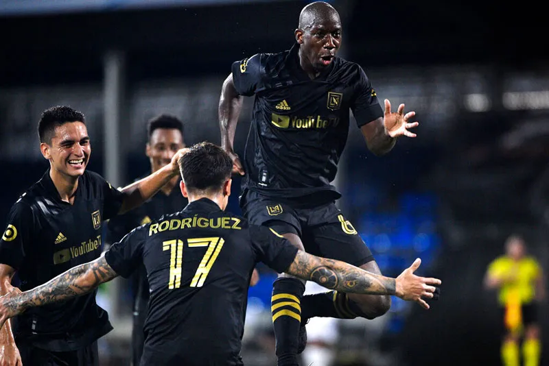 AP Bradley Wright-Phillips festeja un gol