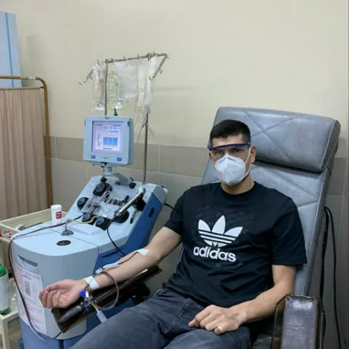 INSTAGRAM @1CARLOSLAMPE Carlos Lampe donando plasma