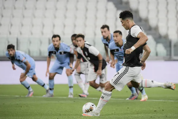 Cristiano Ronaldo cobrando un penal con la Juventus