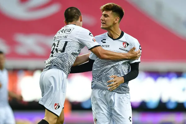 Jugadores de los Zorros celebran un gol