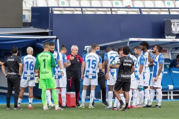 EFE Aguirre platica con jugadores del Leganés en un partido