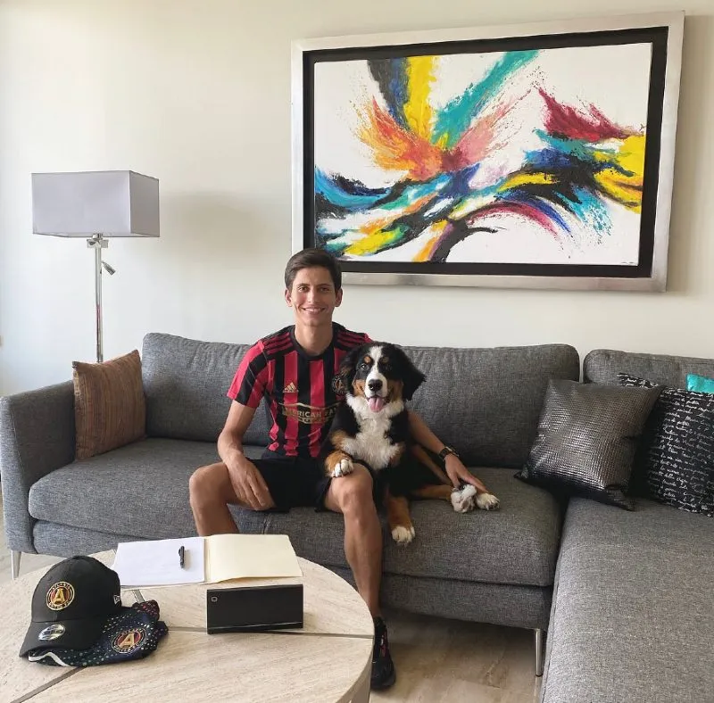 Damm en su casa junto a su perro