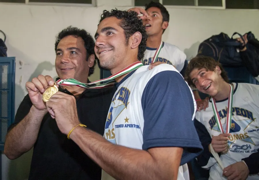 Hugo Sánchez junto a su hijo