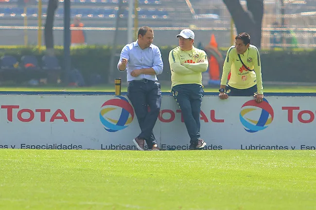 Piojo Herrera platica con Baños en Coapa