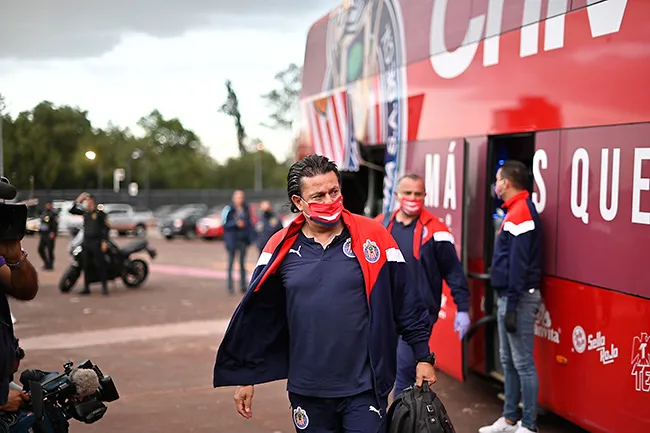 IMAGO7 Reyes desciende del autobús de Chivas