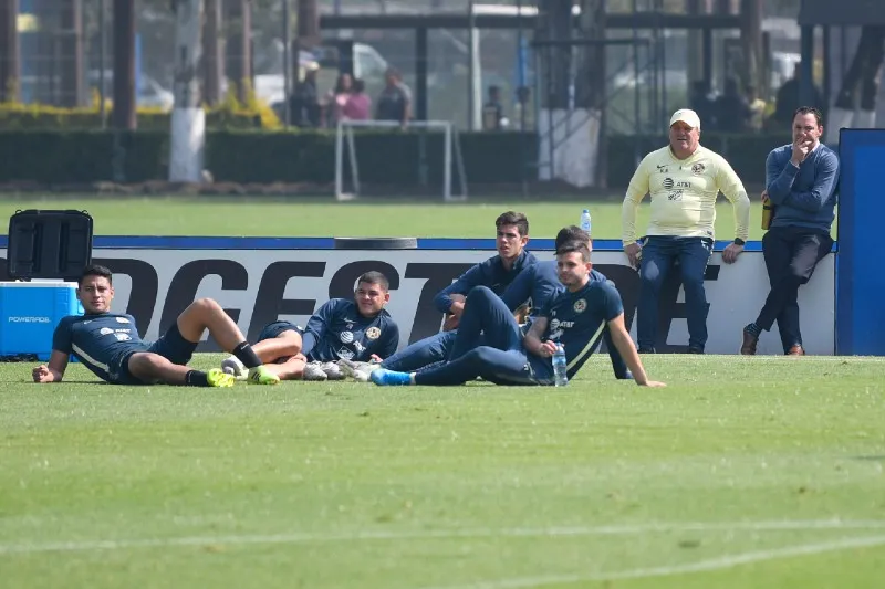 IMAGO7 Herrera y Baños en un entrenamiento en Coapa