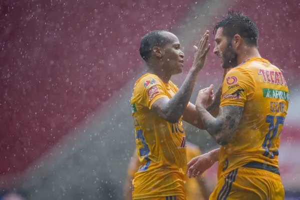 Luia Quiñones y André-Pierre Gignac festejan un gol