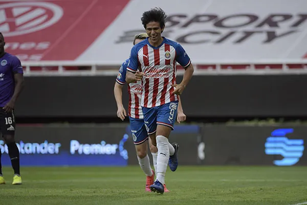 JJ Macías festeja un gol con Chivas