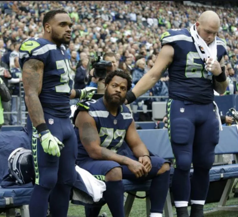 Bennett en la banca de los Seahawks