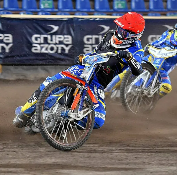 Un motociclista en una carrera en Polonia