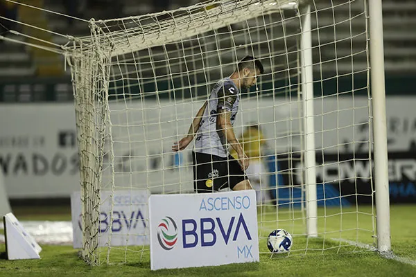 Julio Nava se lamenta tras una falla