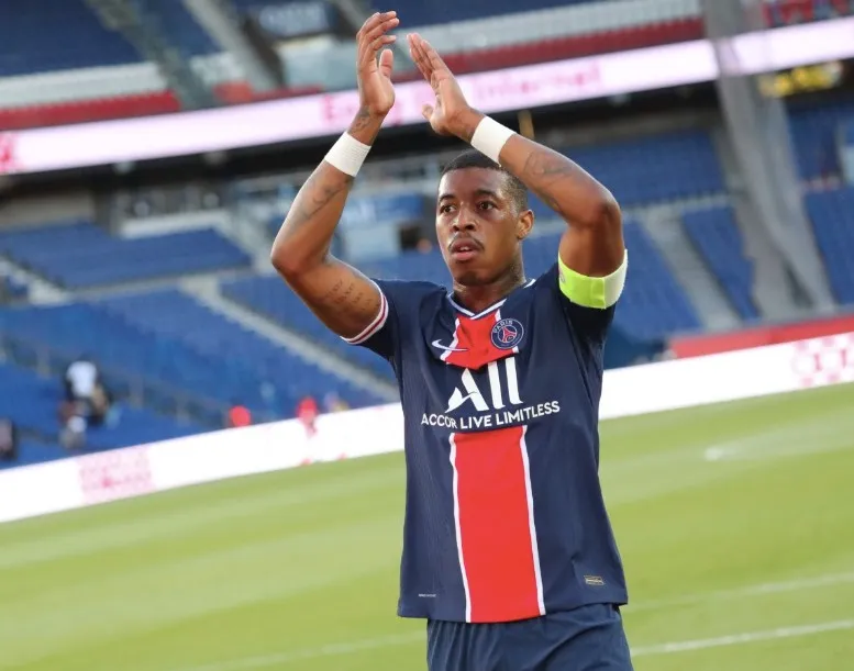 TWITTER@PSG_ESPAÑOL Kimpembe con el nuevo uniforme en un amistoso ante Celtics