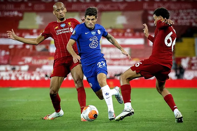 Christian Pulisic encara a dos elementos de los Reds