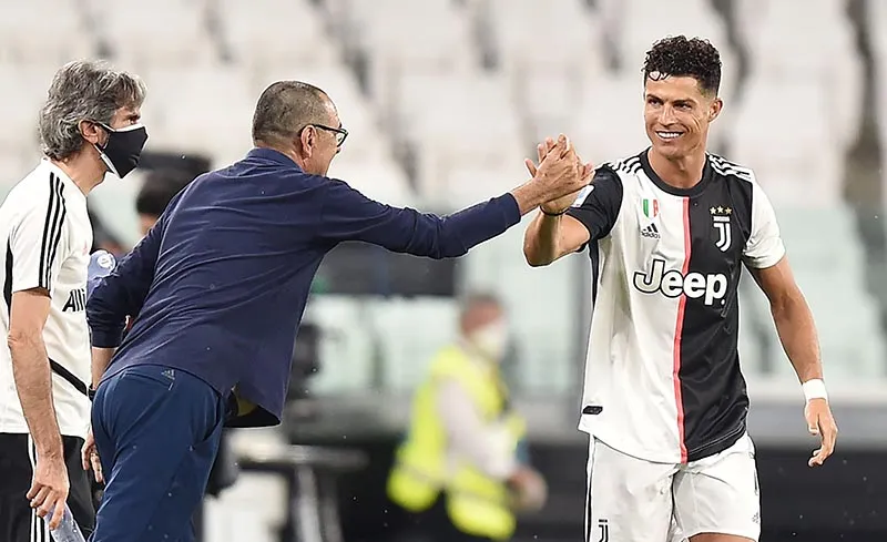 Sarri felicita a Cristiano Ronaldo tras una anotación