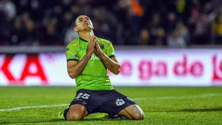 Víctor Velázquez se lamenta en un juego con Juárez FC