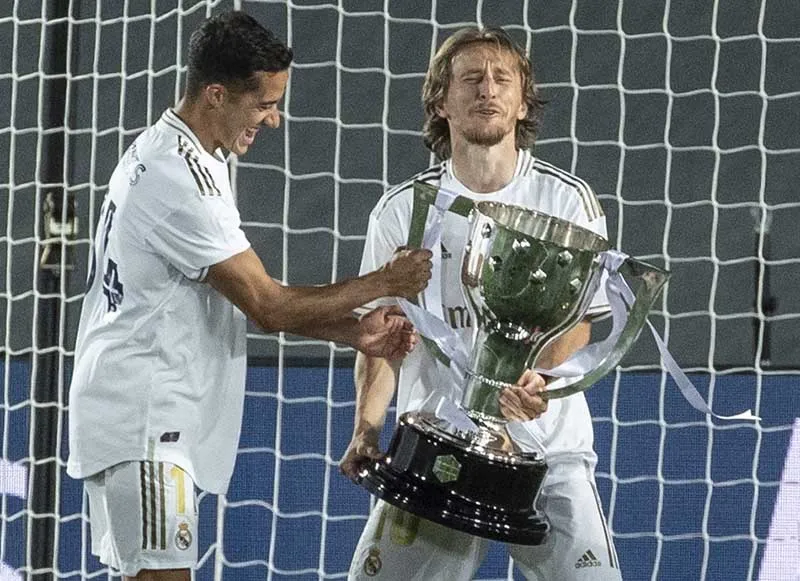 EFE Modric y Lucas Vázquez con el trofeo de LaLiga