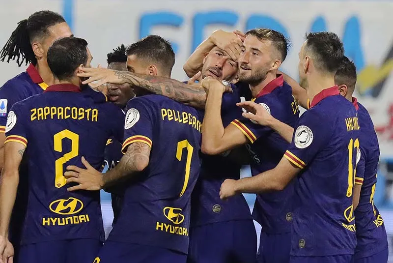 Jugadores de la Roma celebran la goleada al SPAL