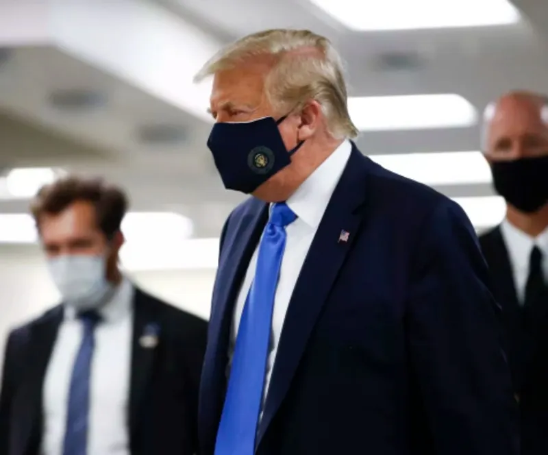 Trump con su cubrebocas