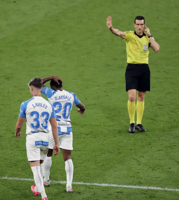 EFE El árbitro consulta ante el VAR el gol marcado por el Leganés al Athletic