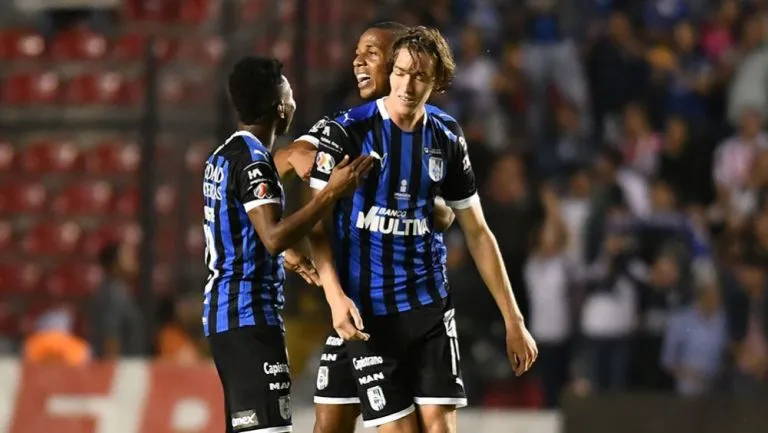 Jugadores de Gallos en festejo de gol en el A2019