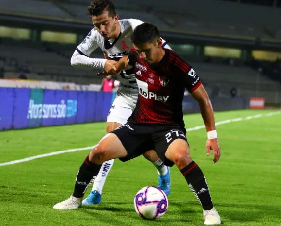 Alan Mozo y Jesús Angulo luchan por el balón