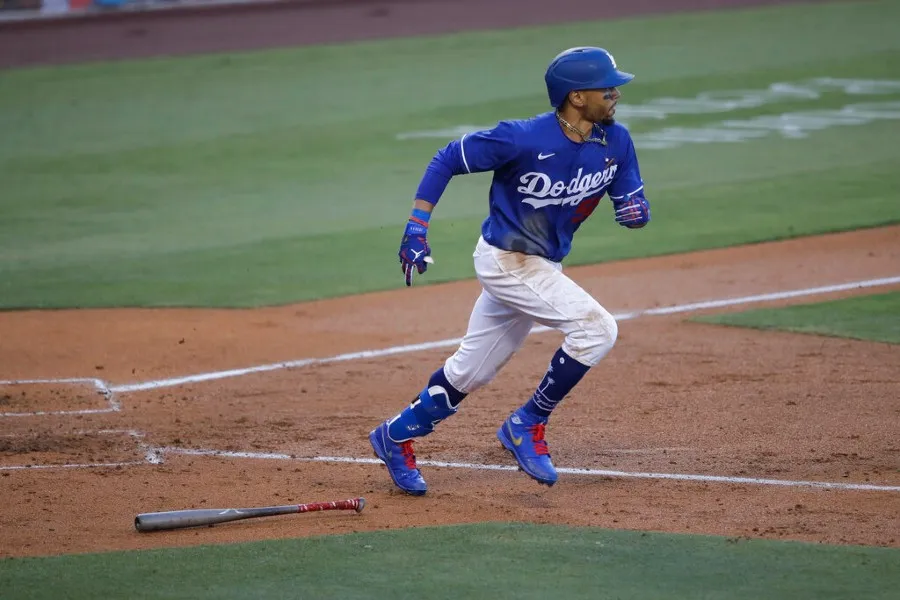 Mookie Betts durante un partido con los Dodgers