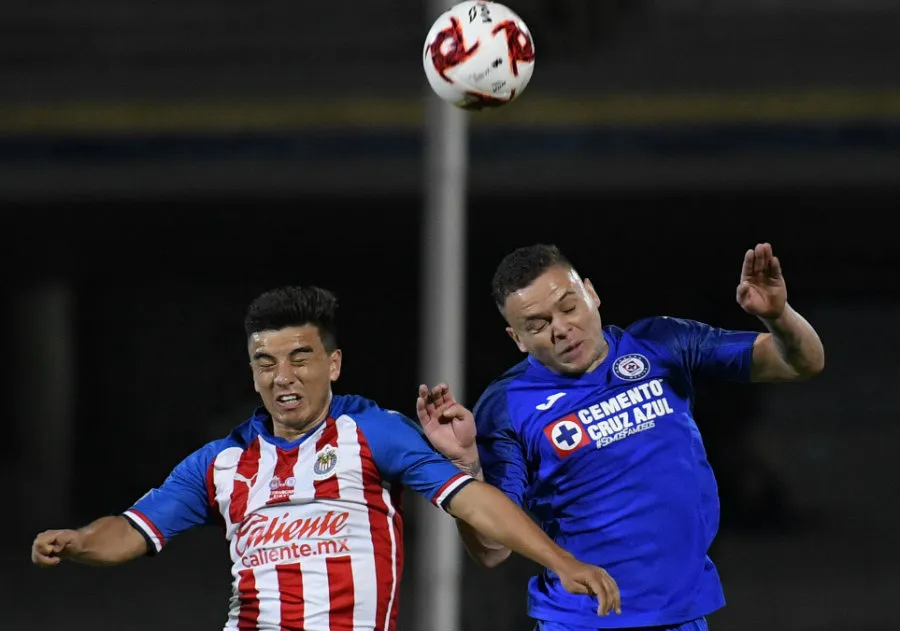 Beltrán pelea el balón con Jonathan Rodríguez