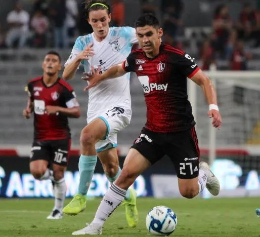 Angulo deja a su rival de Gallos en el camino