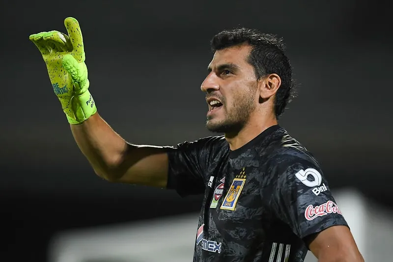 El guardameta en un partido con los felinos