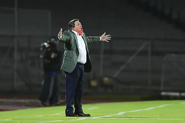 El DT de América da instrucciones en un partido