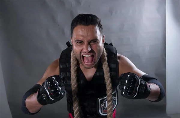 Texano Jr en una sesión de fotos