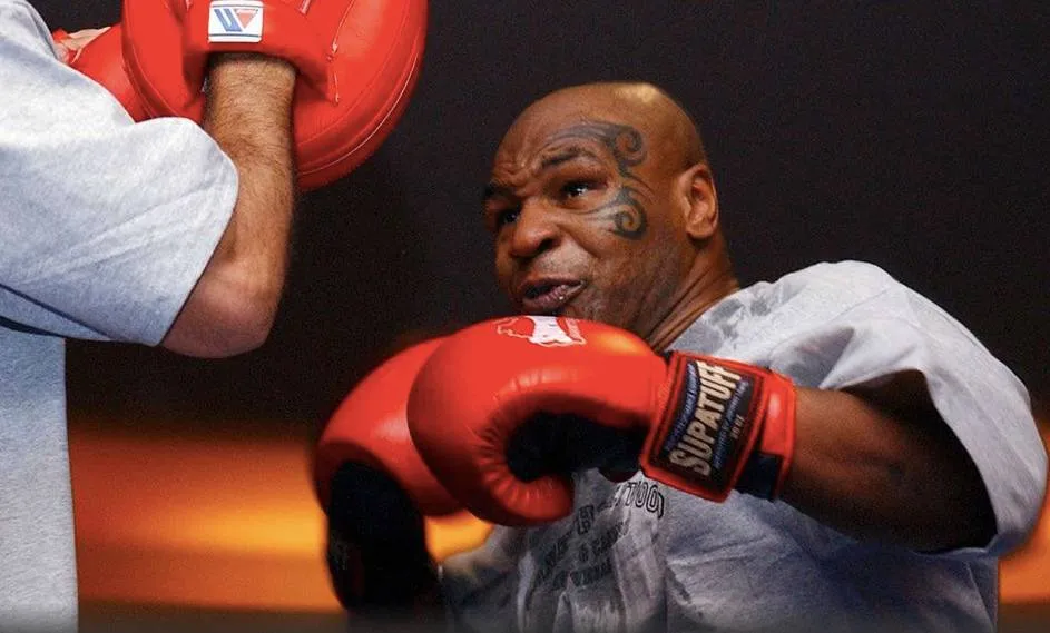AP Mike Tyson entrenando duro en su gimnasio