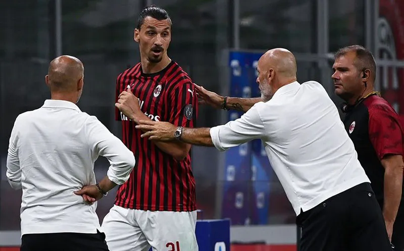 Zlatan discute con Stefano Pioli tras ser sustituido en un duelo
