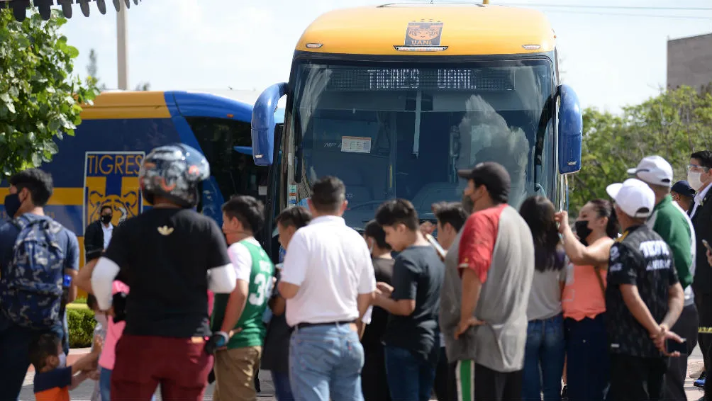 Aficionados de Tigres a su salida rumbo al Victoria