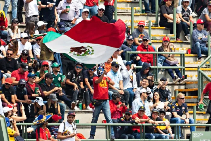 IMAGO7 Aficionado ondea bandera de México en el GP del 2019