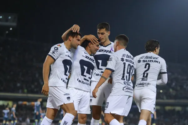 Jugadores universitarios festejando