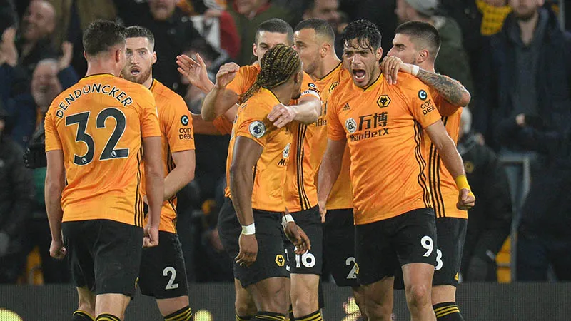 Jiménez y sus compañeros festejan un gol en Premier