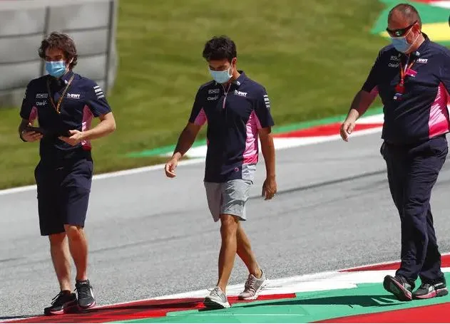 AP Sergio Pérez con su equipo de Racing Point