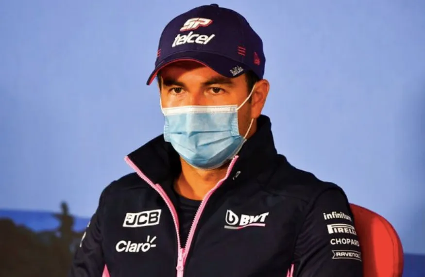 AP Checo en una conferencia de prensa