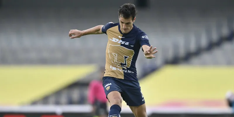Dinenno jugando con Pumas