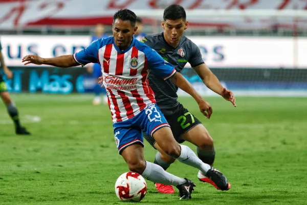 IMAGO7 José Juan Vázquez en acción con Chivas