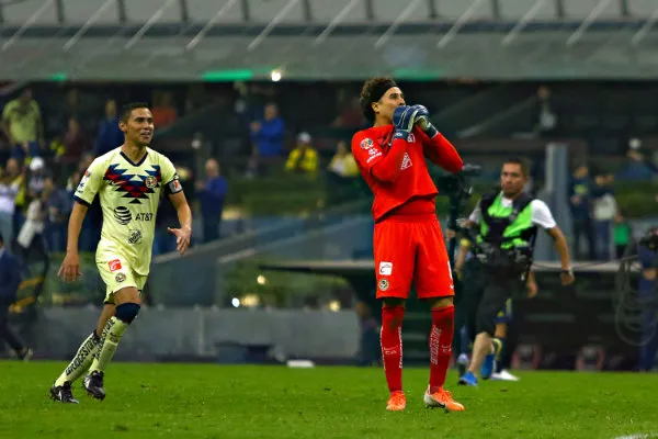 Paul y Memo festejan un triunfo de las Águilas