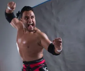 Texano Jr., posa para lente de la cámara