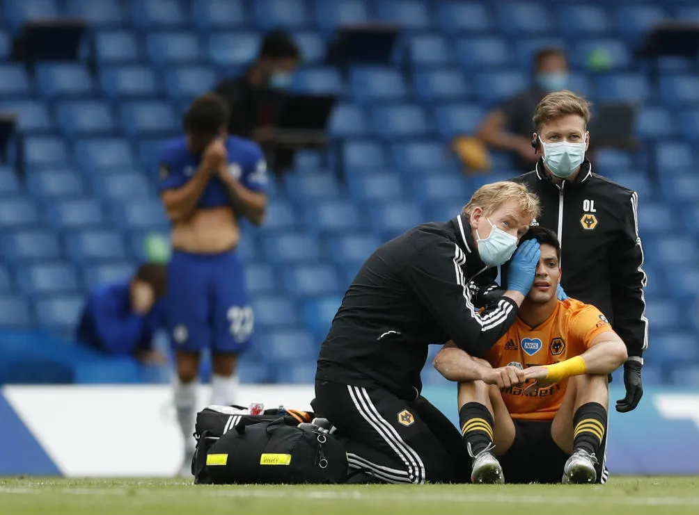 AP Raúl Jiménez atendido por los servicios médicos