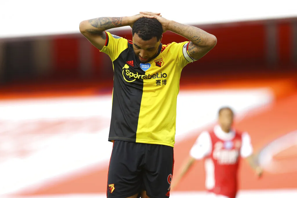 AP Troy Deeney lamenta una falla