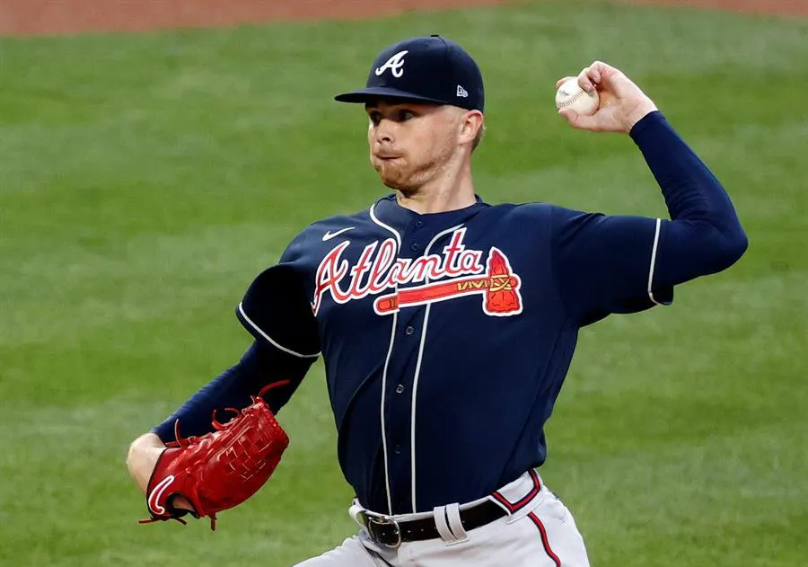 EFE Sean Newcomb sólo permitió tres imparables