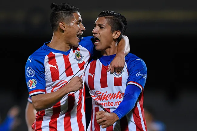 IMAGO7 Antuna festeja un gol de Chivas con Zaldívar
