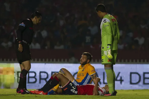 IMAGO7 Óscar Macías Romo y Gignac en discusión